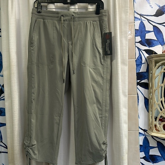 Khaki’s & Co. Pants - NWT Women’s Khaki’s & Co. Polyester & Spandex Elastic Waist Cargo Pants Size 6